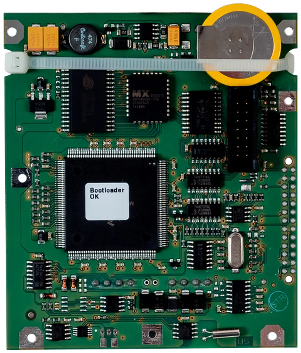 Print-Prozessorplatine mit verschiedenen elektronischen Komponenten, darunter ein Mikrochip und einige Widerstände, hergestellt von Wolf.